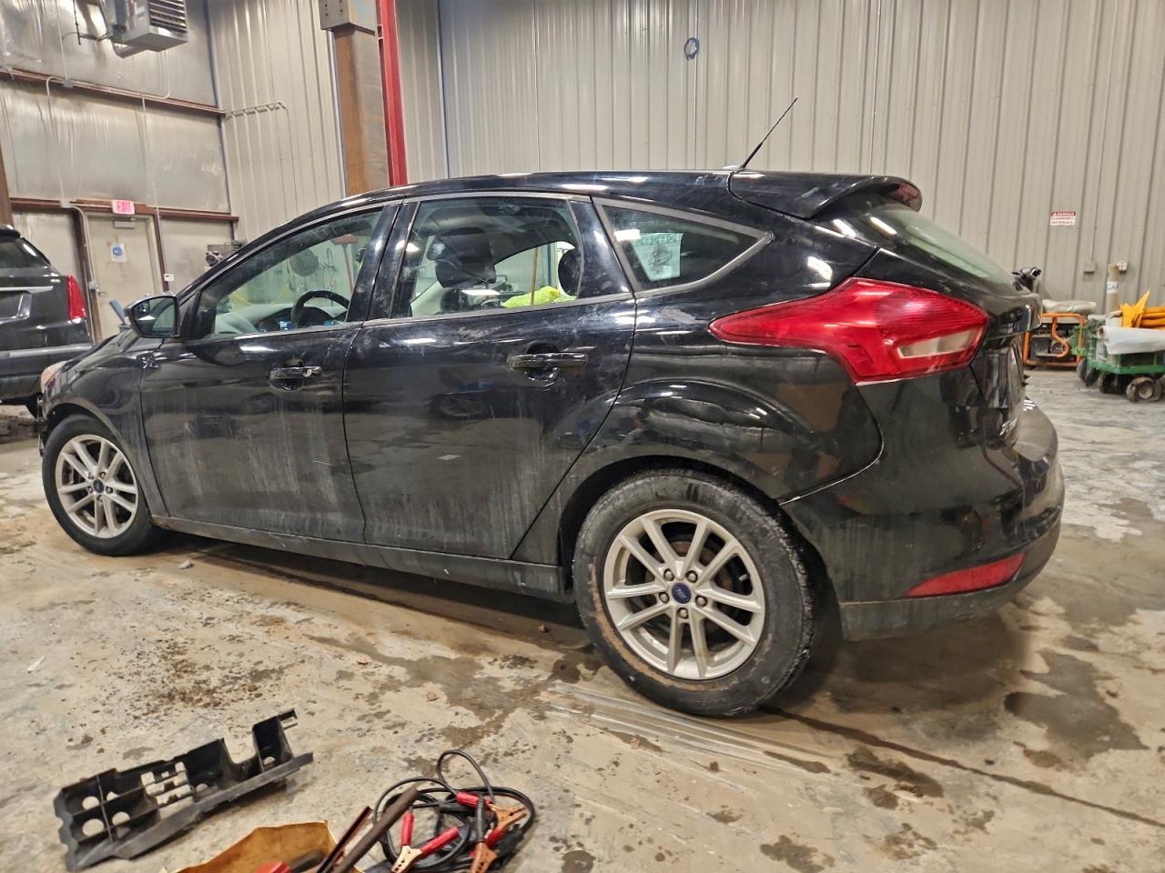 2017 FORD FOCUS SE photo 2