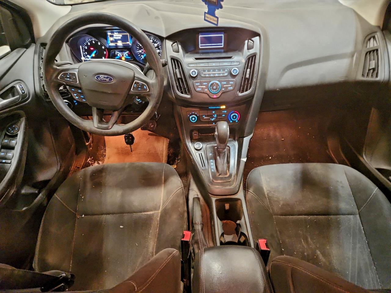2017 FORD FOCUS SE photo 8