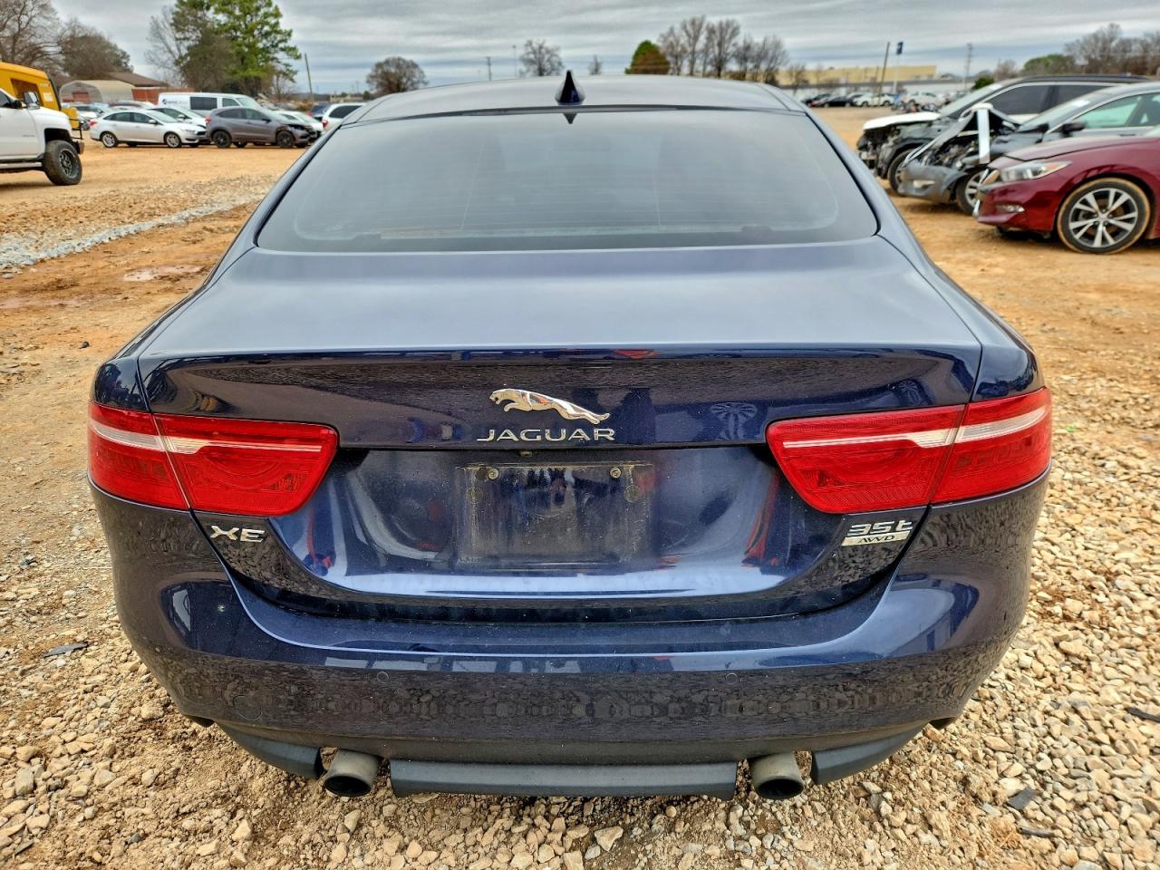 2017 JAGUAR XE PREMIUM photo 6