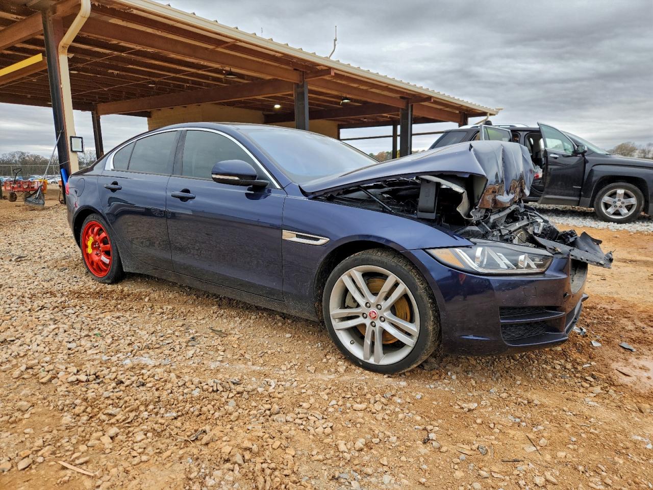 2017 JAGUAR XE PREMIUM photo 4