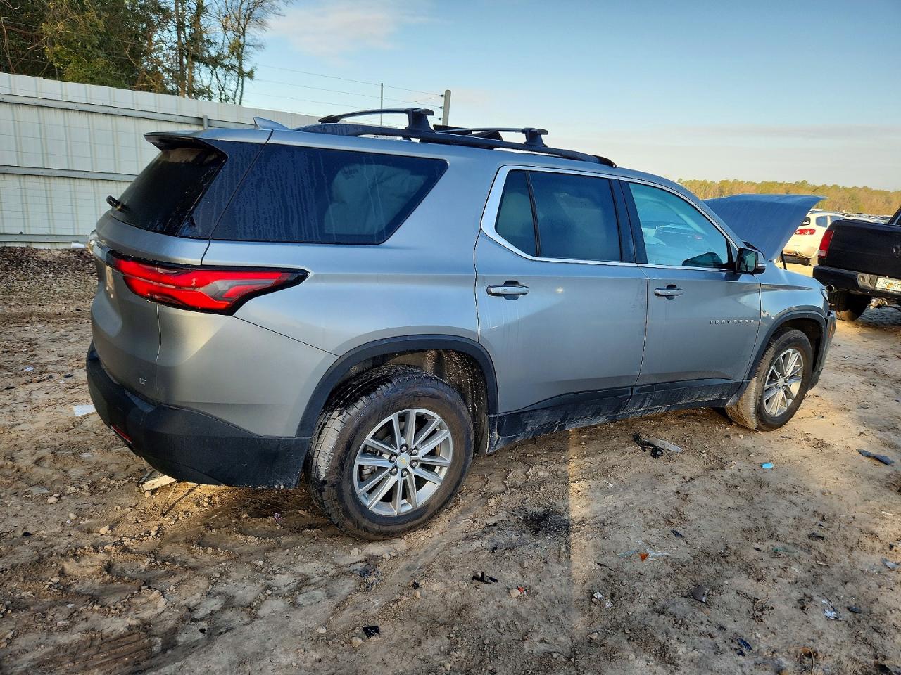 2023 CHEVROLET TRAVERSE LT photo 3
