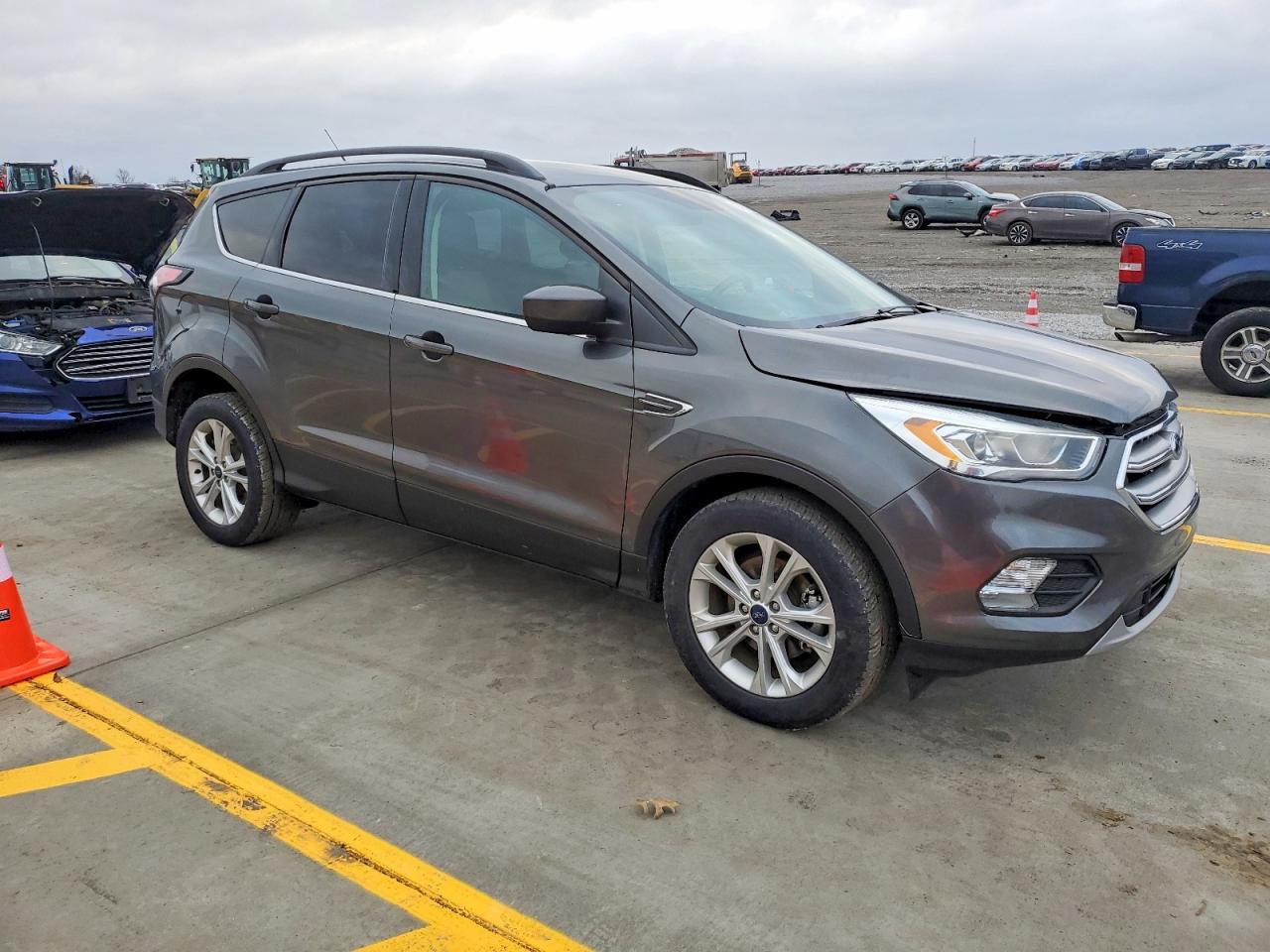 2017 FORD ESCAPE SE photo 4