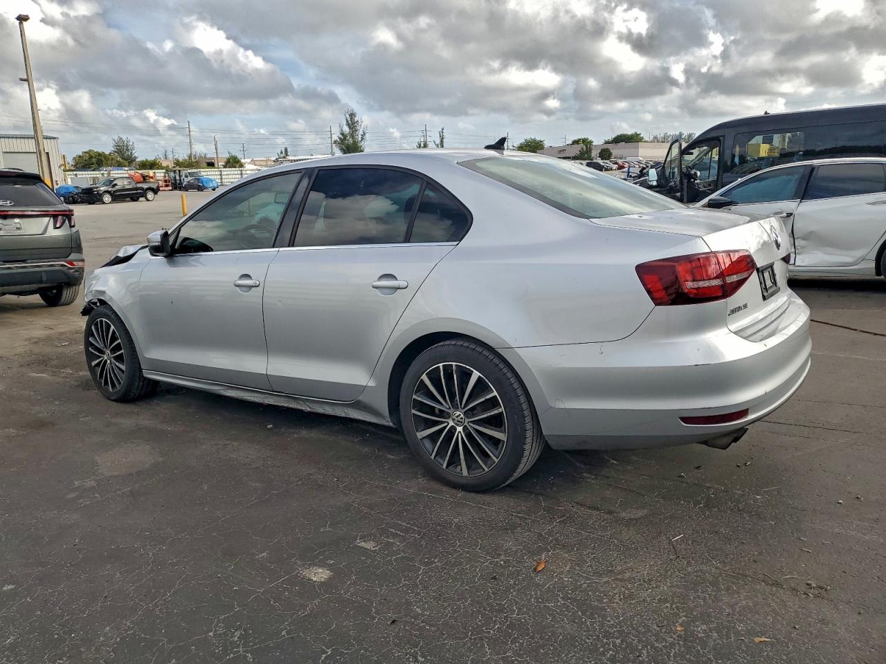 2016 VOLKSWAGEN JETTA SE photo 3