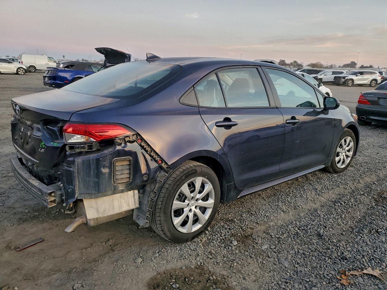 2022 TOYOTA COROLLA LE photo 3