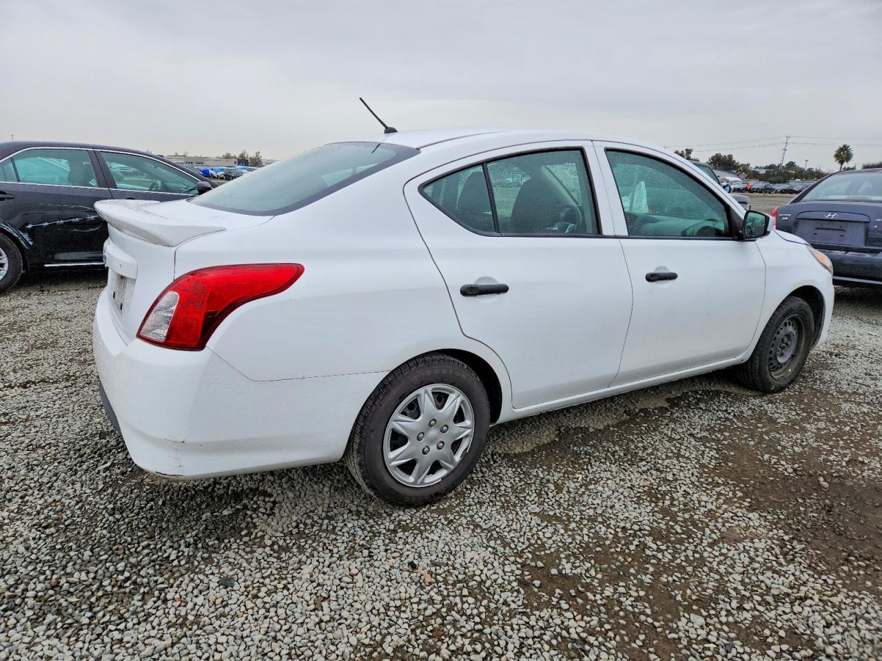 2019 NISSAN VERSA S photo 3