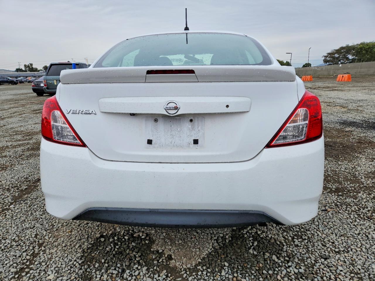 2019 NISSAN VERSA S photo 6