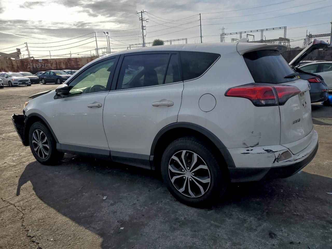 2018 TOYOTA RAV4 LE photo 2