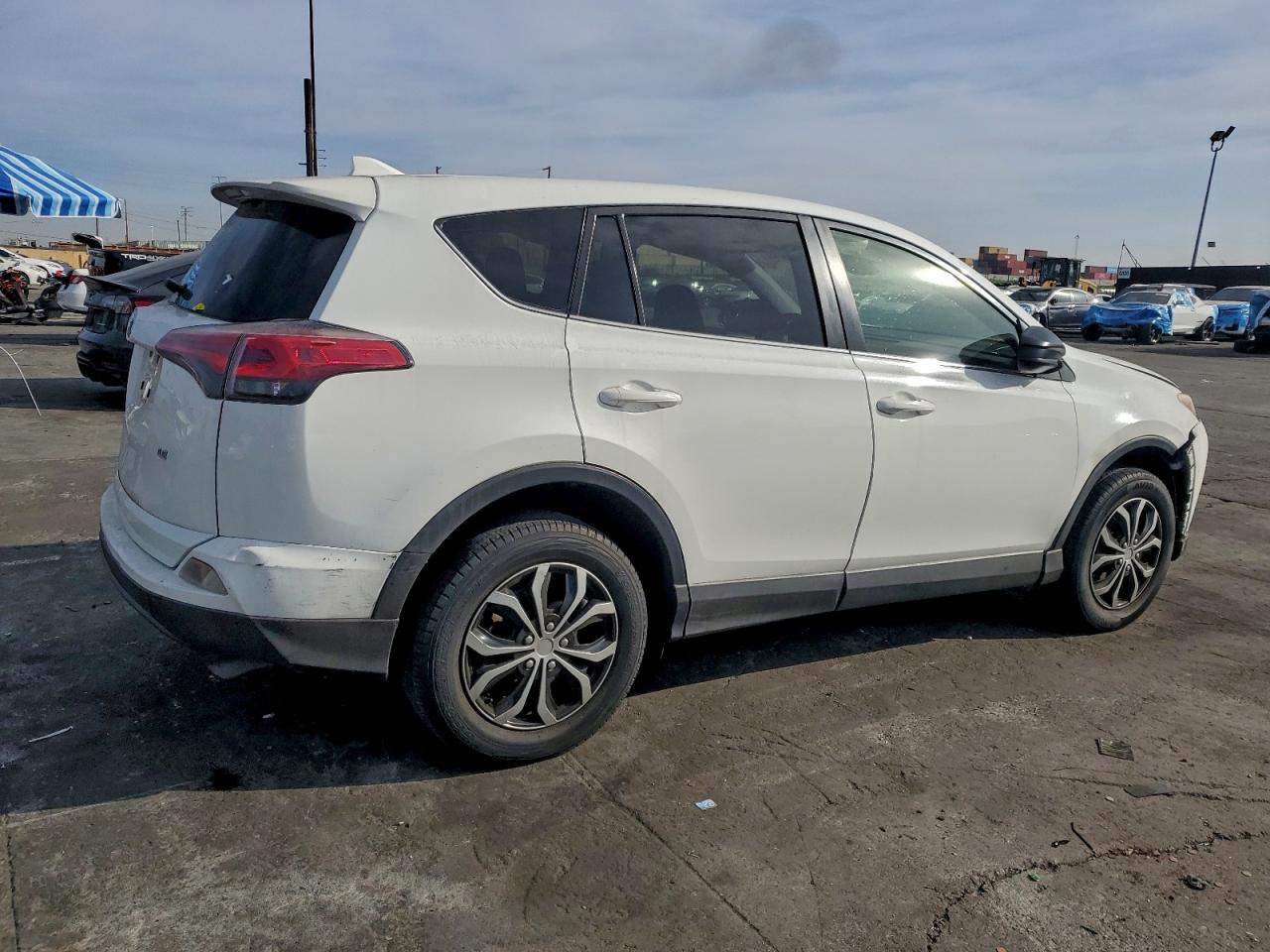 2018 TOYOTA RAV4 LE photo 3