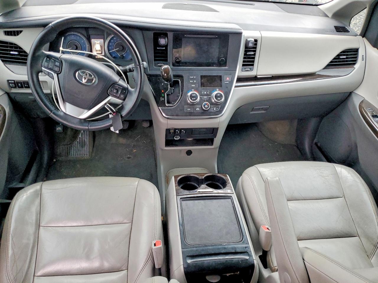 2015 TOYOTA SIENNA XLE photo 8