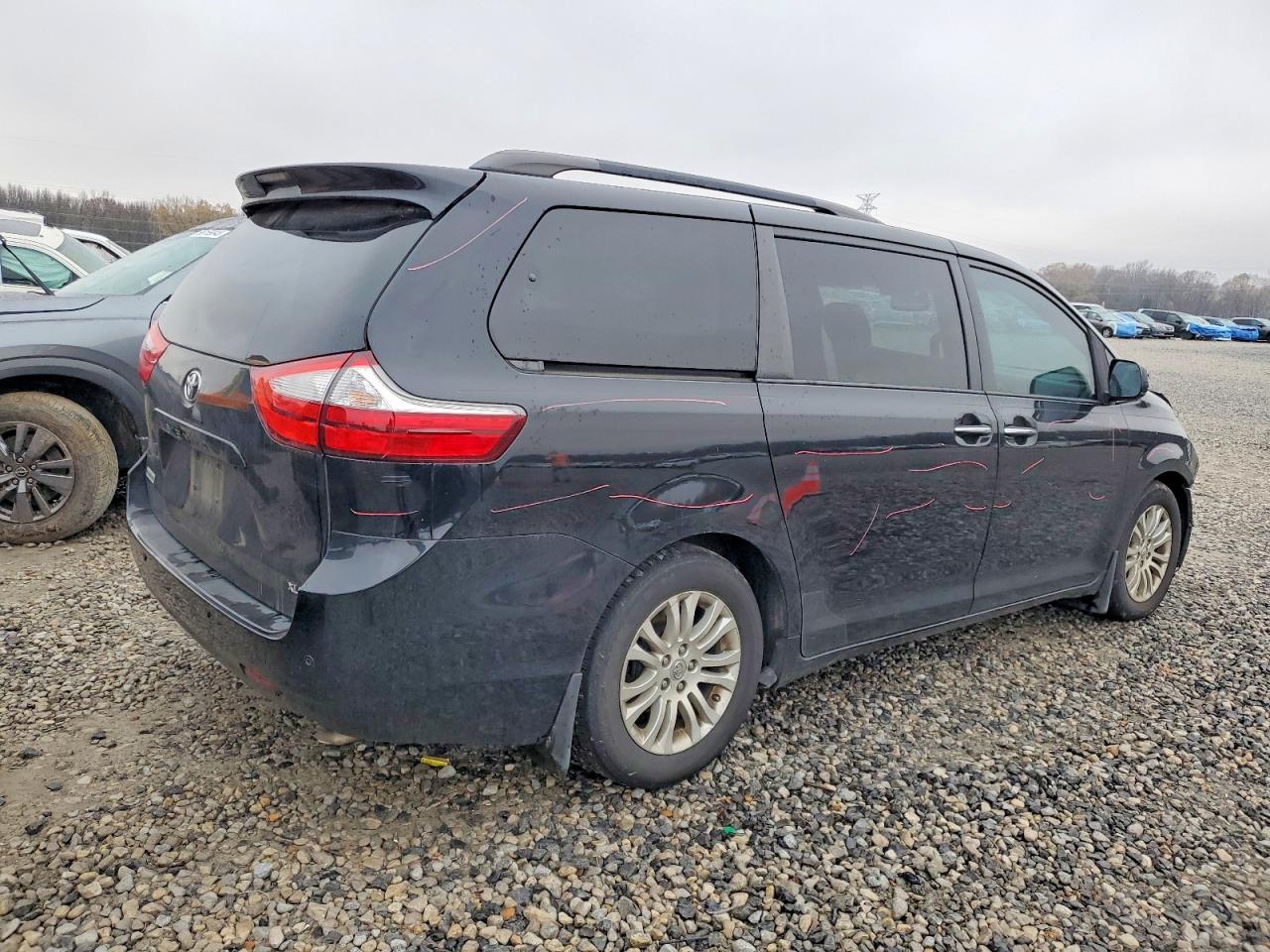 2015 TOYOTA SIENNA XLE photo 3