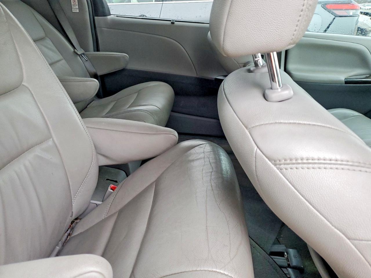 2015 TOYOTA SIENNA XLE photo 11