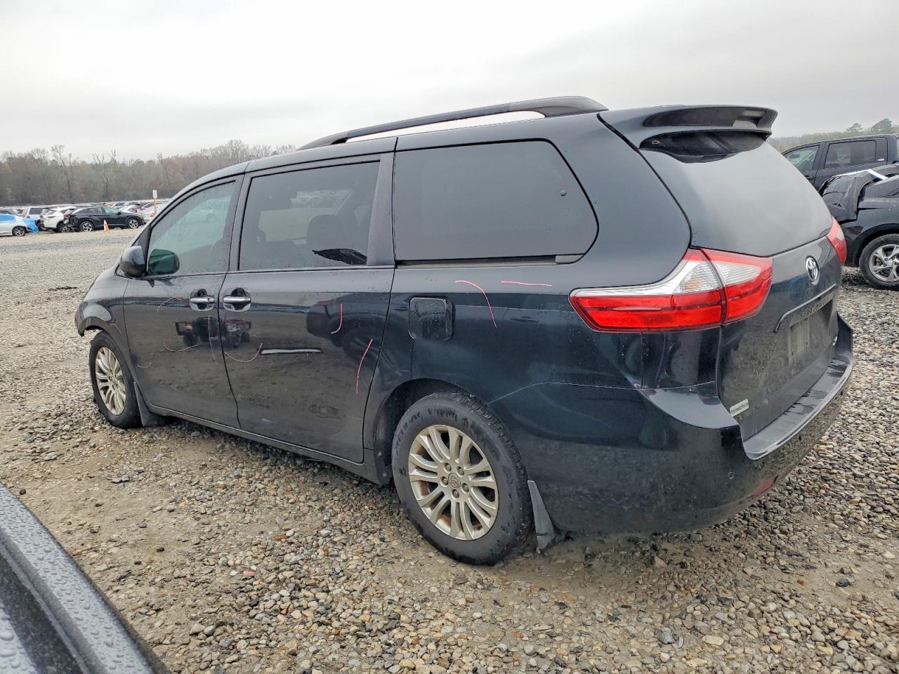 2015 TOYOTA SIENNA XLE photo 2