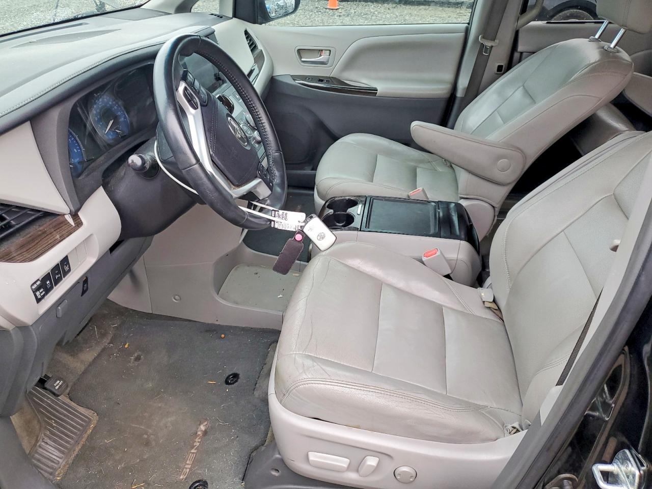 2015 TOYOTA SIENNA XLE photo 7