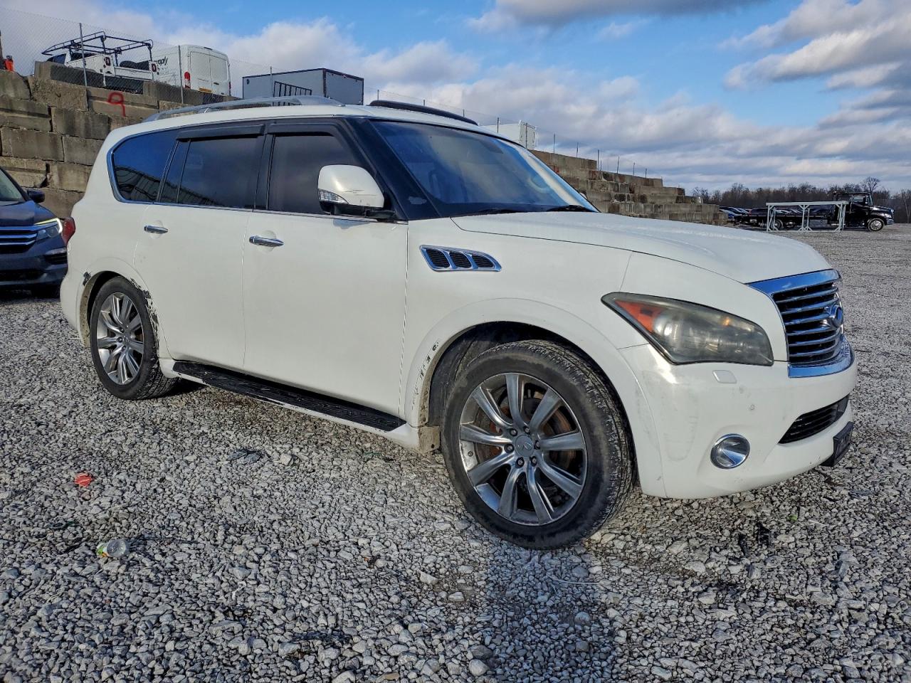 2011 INFINITI QX56 photo 4