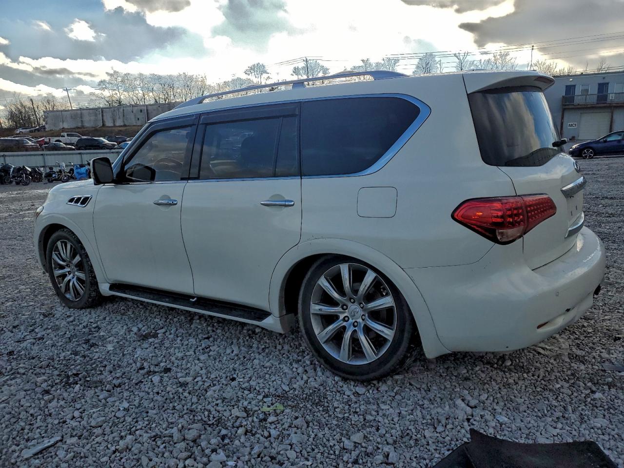 2011 INFINITI QX56 photo 2
