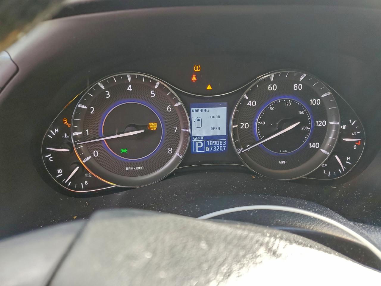 2011 INFINITI QX56 photo 9