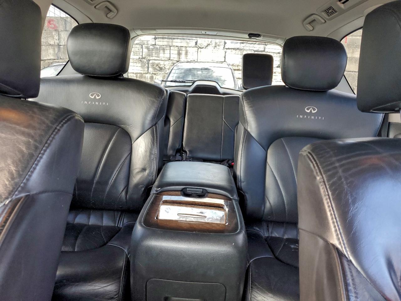 2011 INFINITI QX56 photo 10