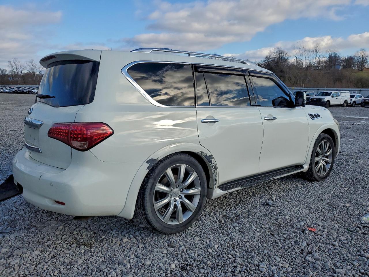 2011 INFINITI QX56 photo 3
