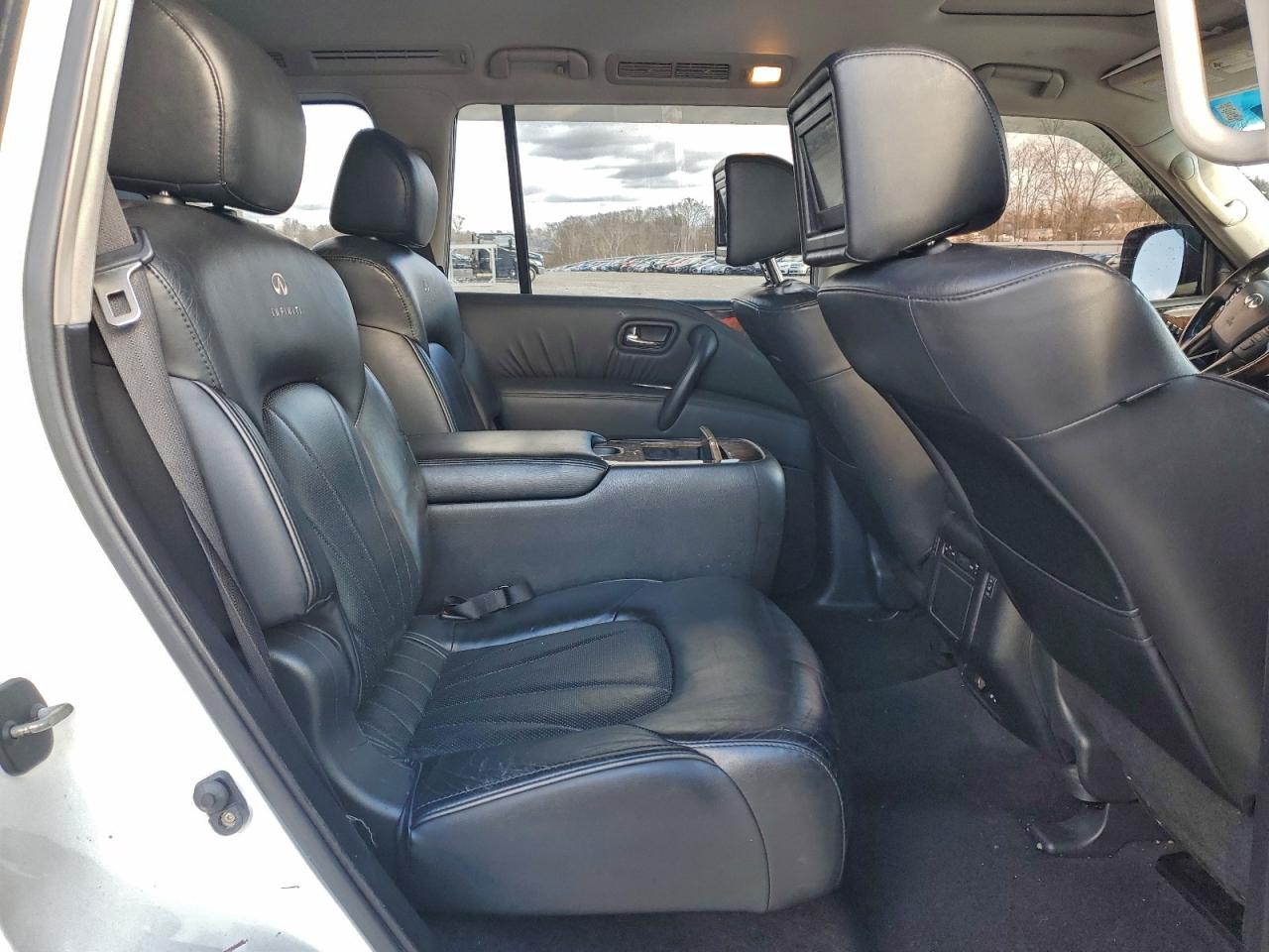 2011 INFINITI QX56 photo 11