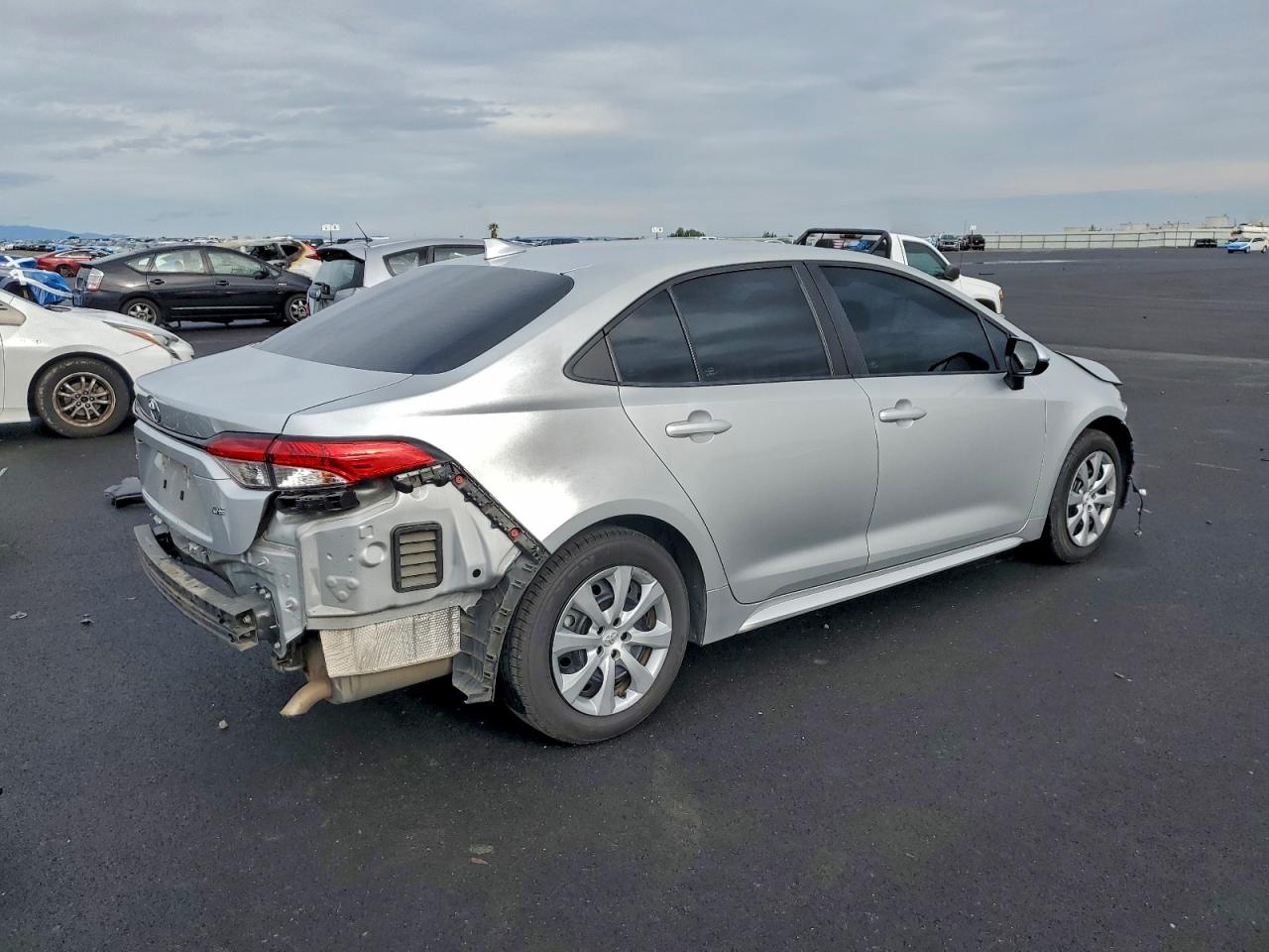 2021 TOYOTA COROLLA LE photo 3