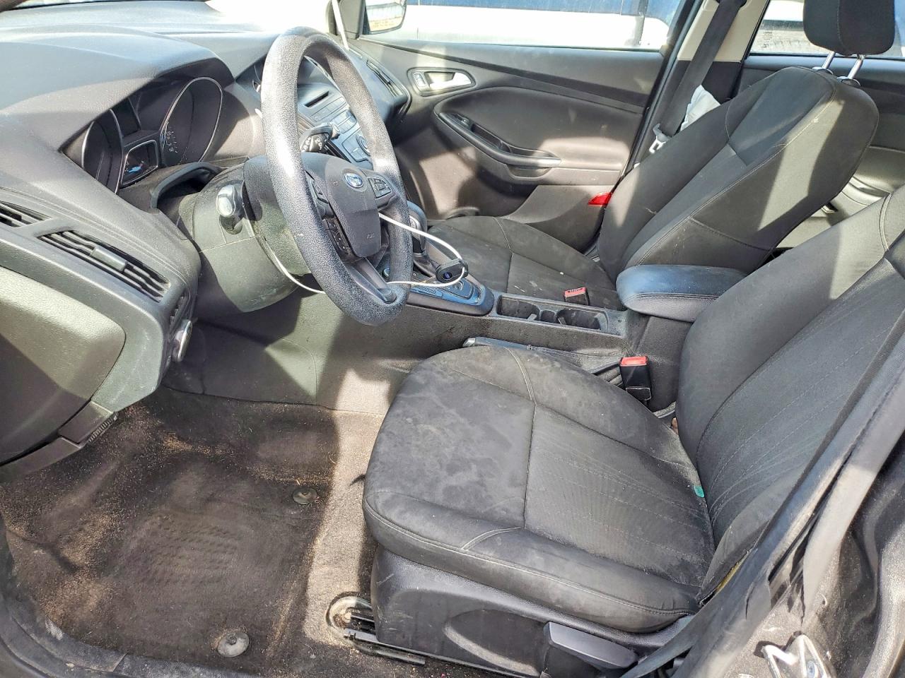 2017 FORD FOCUS SE photo 7