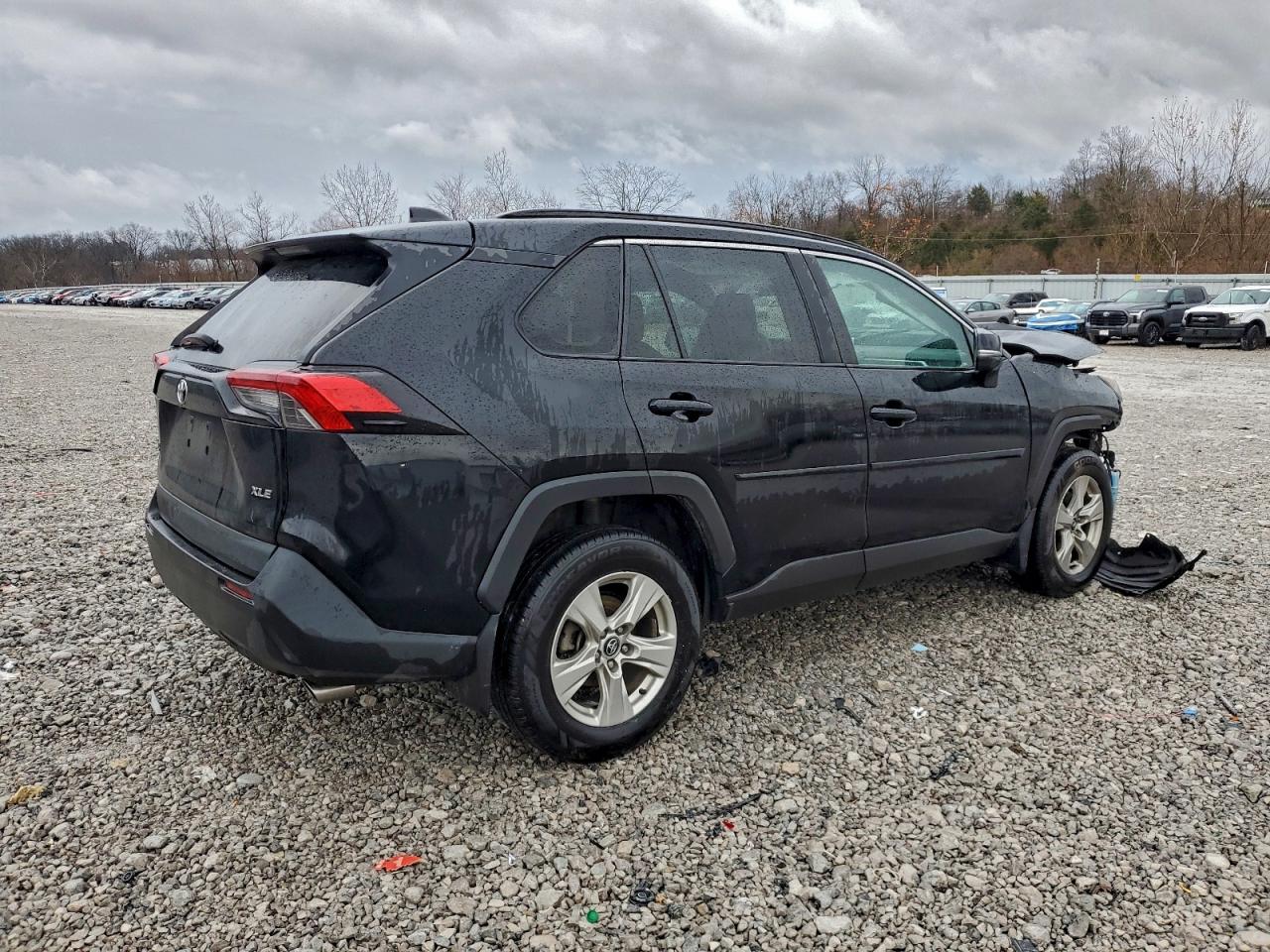 2021 TOYOTA RAV4 XLE photo 3