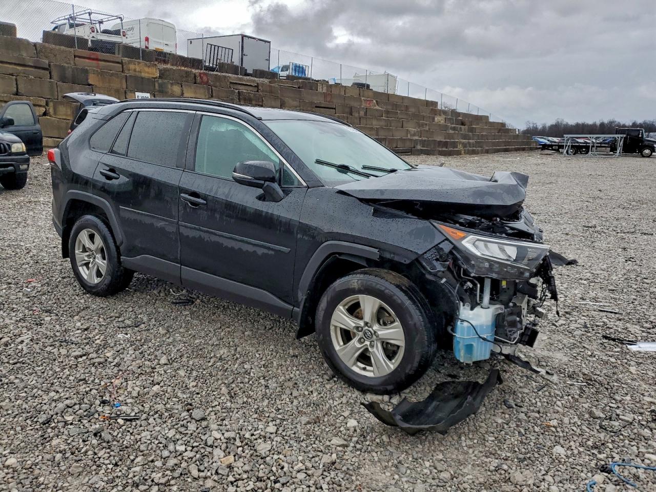 2021 TOYOTA RAV4 XLE photo 4