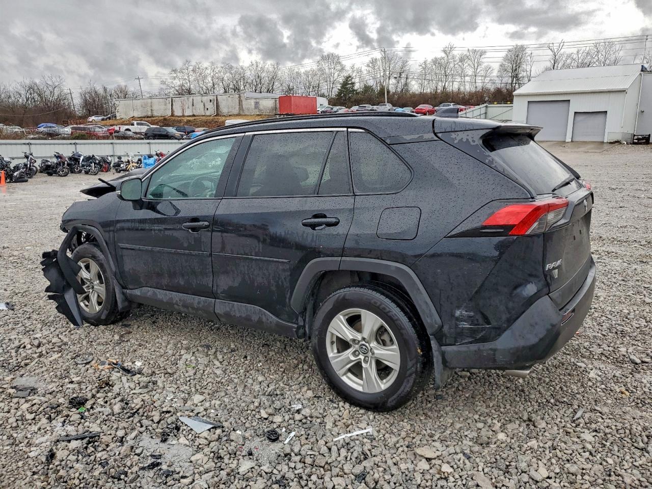 2021 TOYOTA RAV4 XLE photo 2