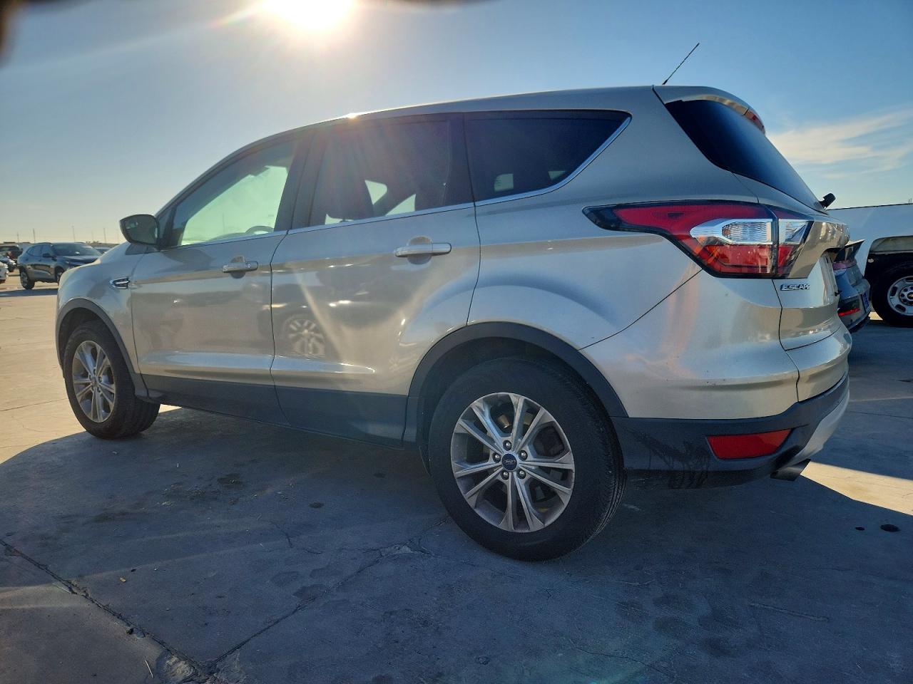 2017 FORD ESCAPE SE photo 2