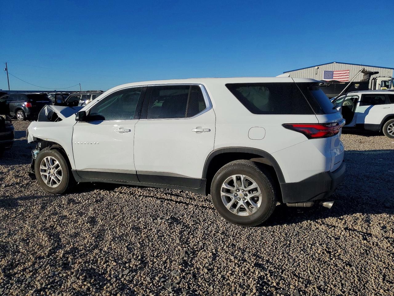 2023 CHEVROLET TRAVERSE LS photo 2