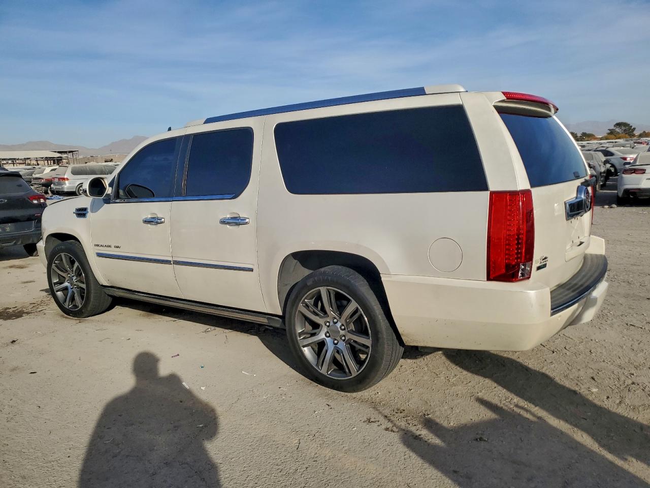 2011 CADILLAC ESCALADE ESV PREMIUM photo 3