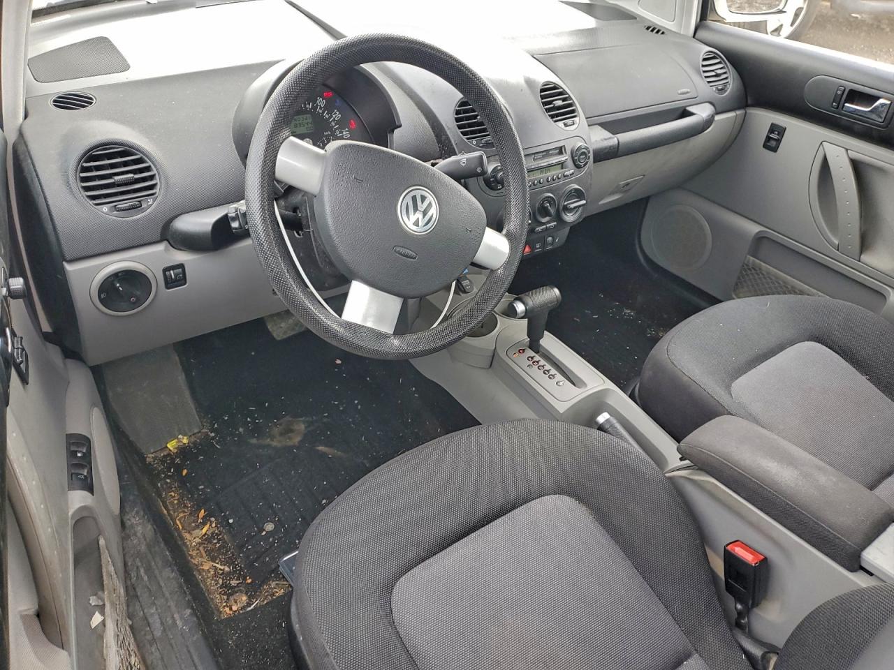 2004 VOLKSWAGEN NEW BEETLE GLS photo 8