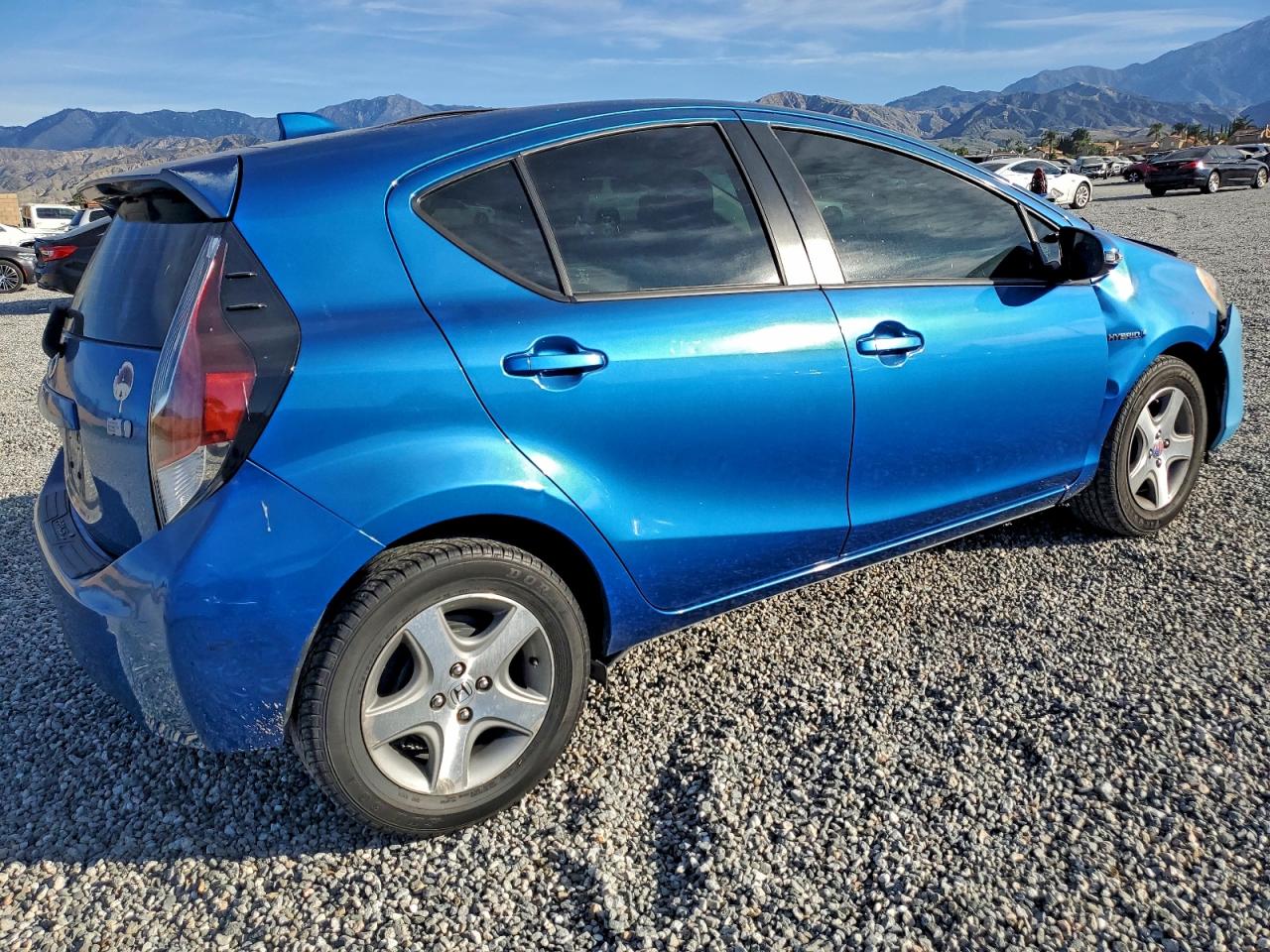 2016 TOYOTA PRIUS C photo 3
