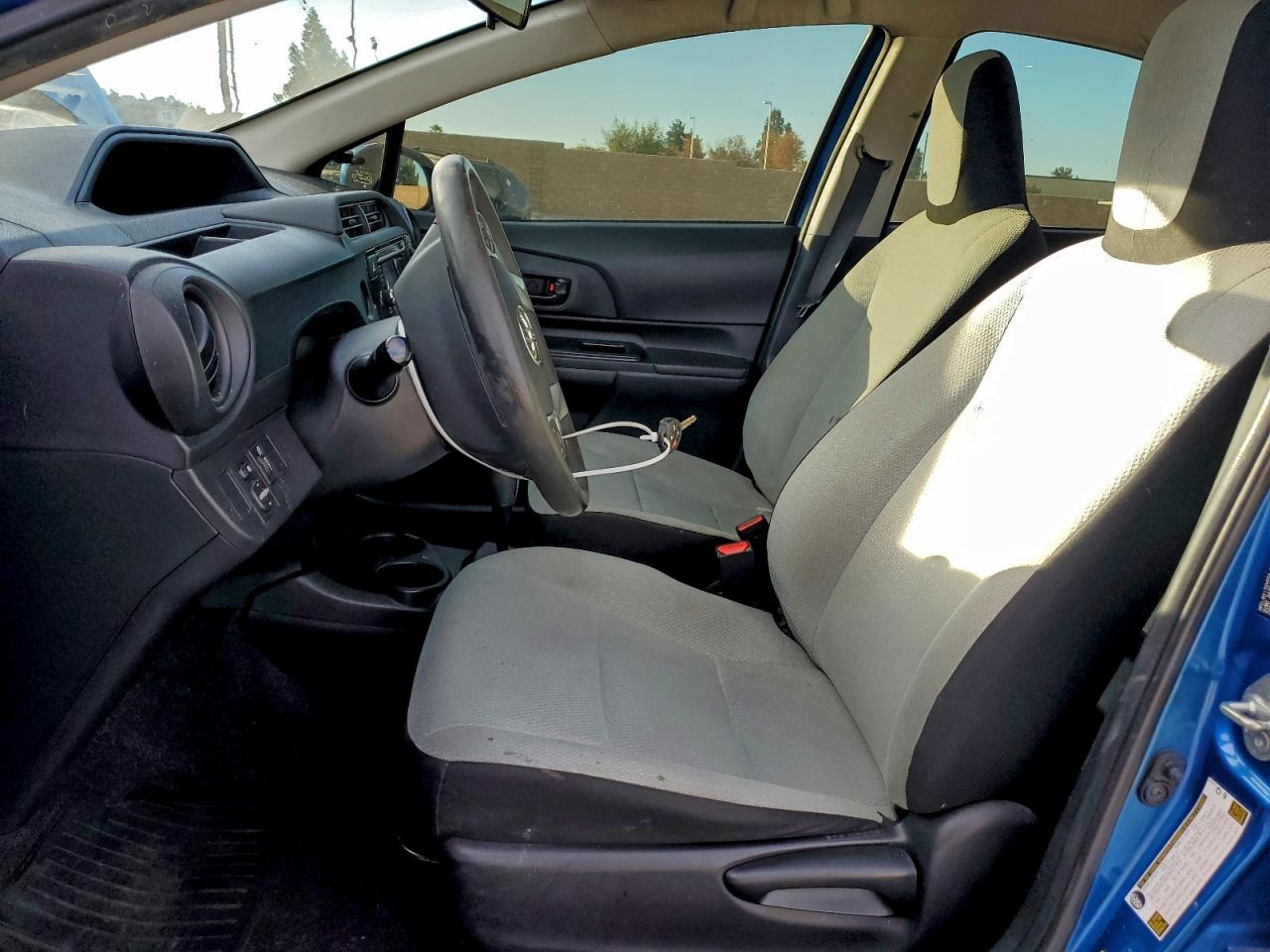 2016 TOYOTA PRIUS C photo 7