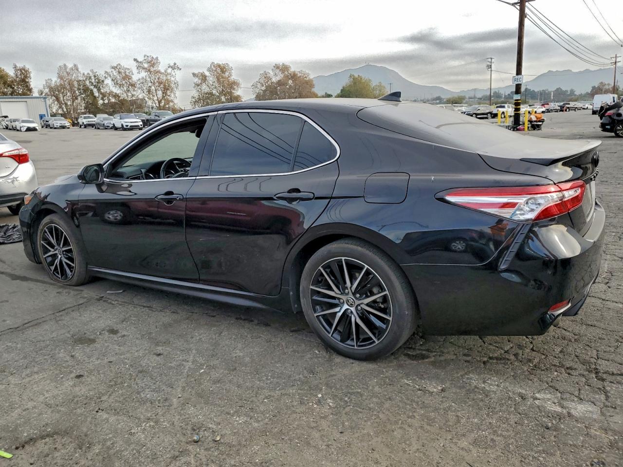 2020 TOYOTA CAMRY XSE photo 2