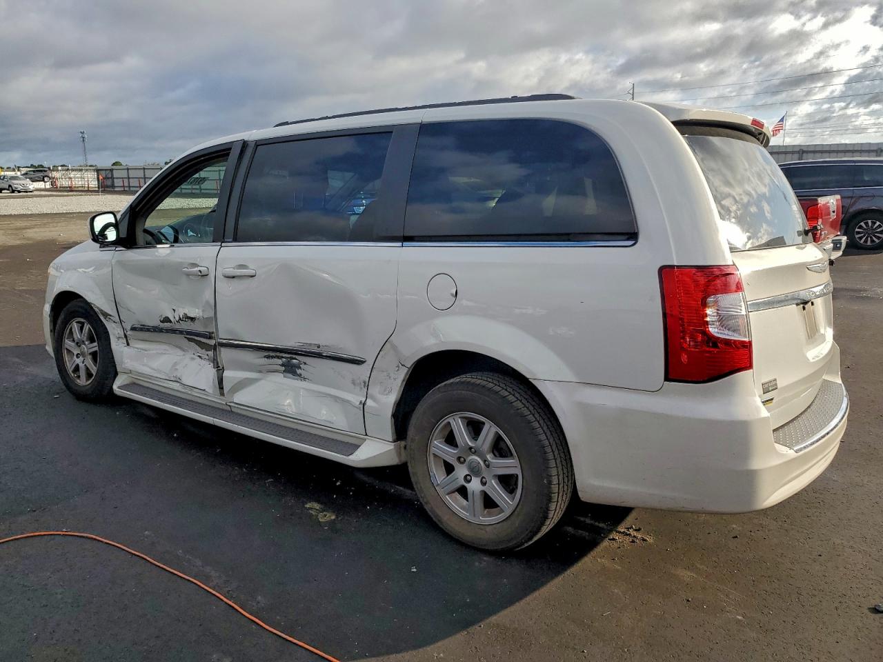 2013 CHRYSLER TOWN & COUNTRY TOURING photo 2