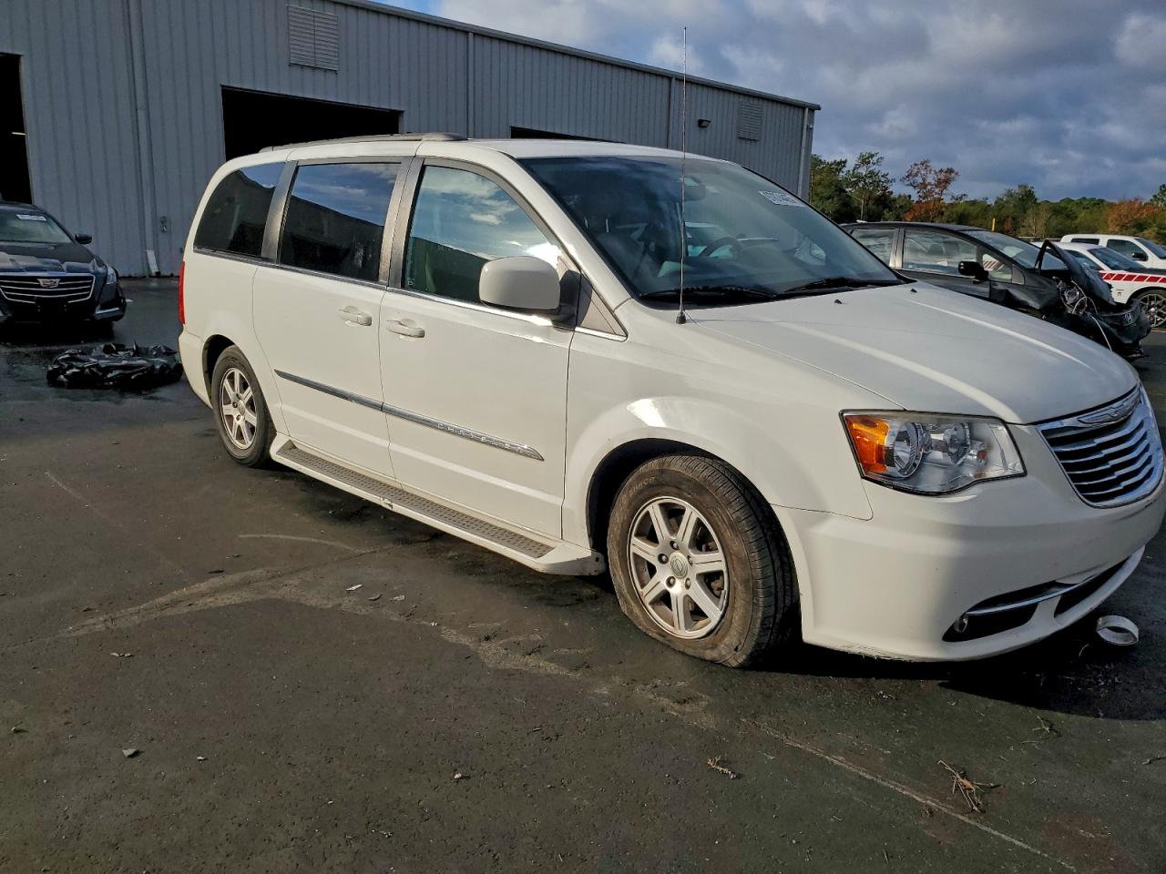 2013 CHRYSLER TOWN & COUNTRY TOURING photo 4