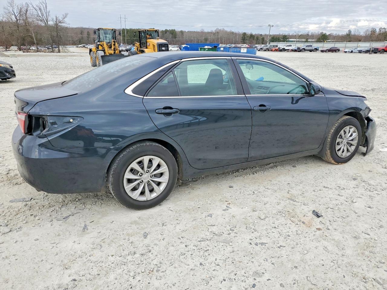 2016 TOYOTA CAMRY LE photo 3