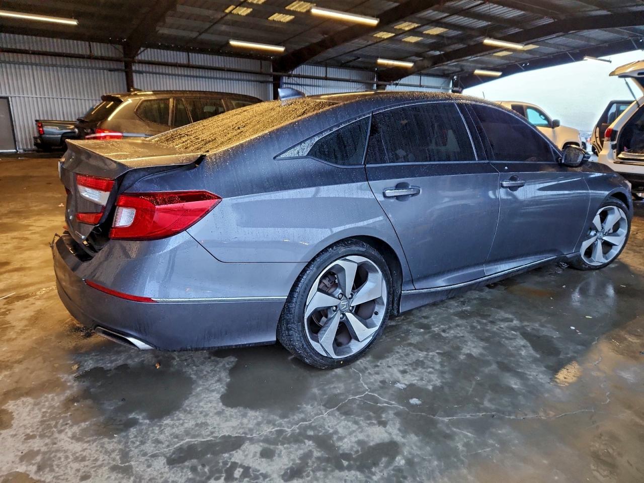 2018 HONDA ACCORD TOURING photo 3