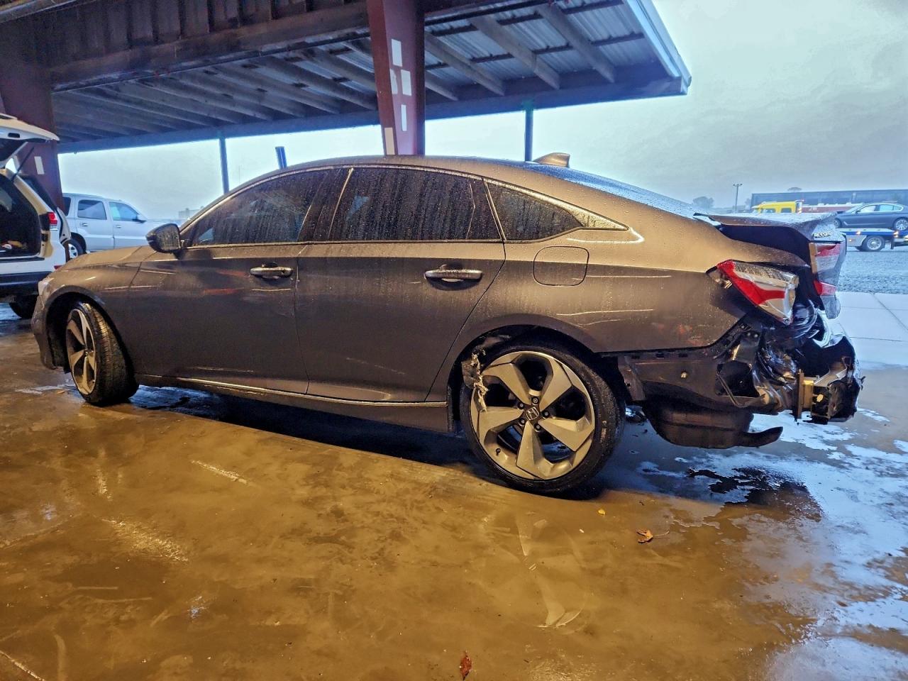 2018 HONDA ACCORD TOURING photo 2