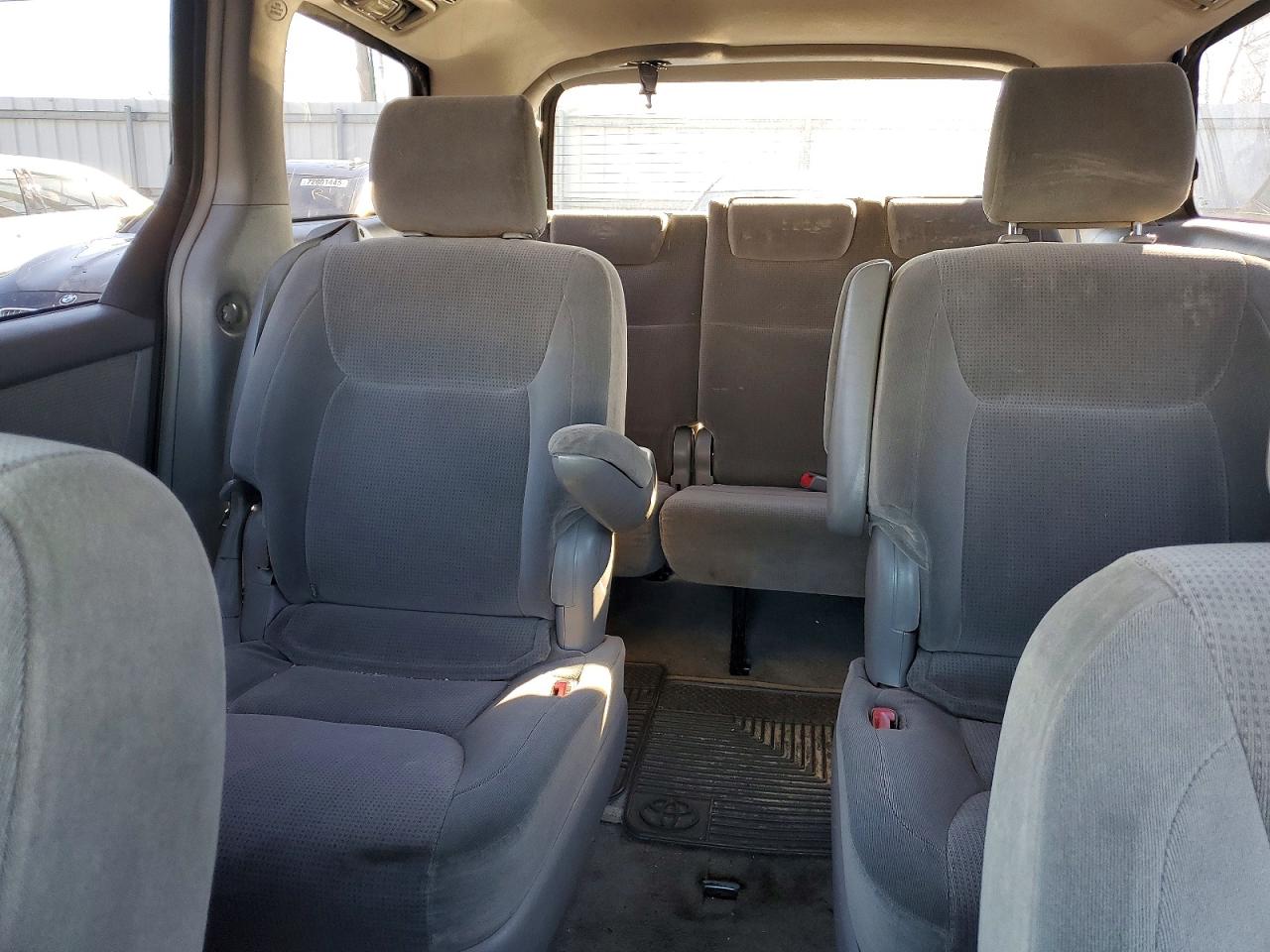 2004 TOYOTA SIENNA CE photo 19