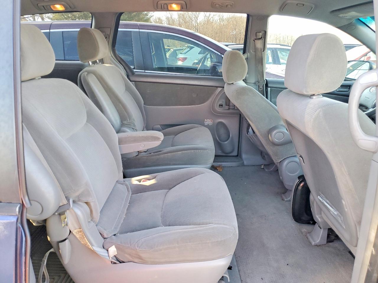 2004 TOYOTA SIENNA CE photo 21