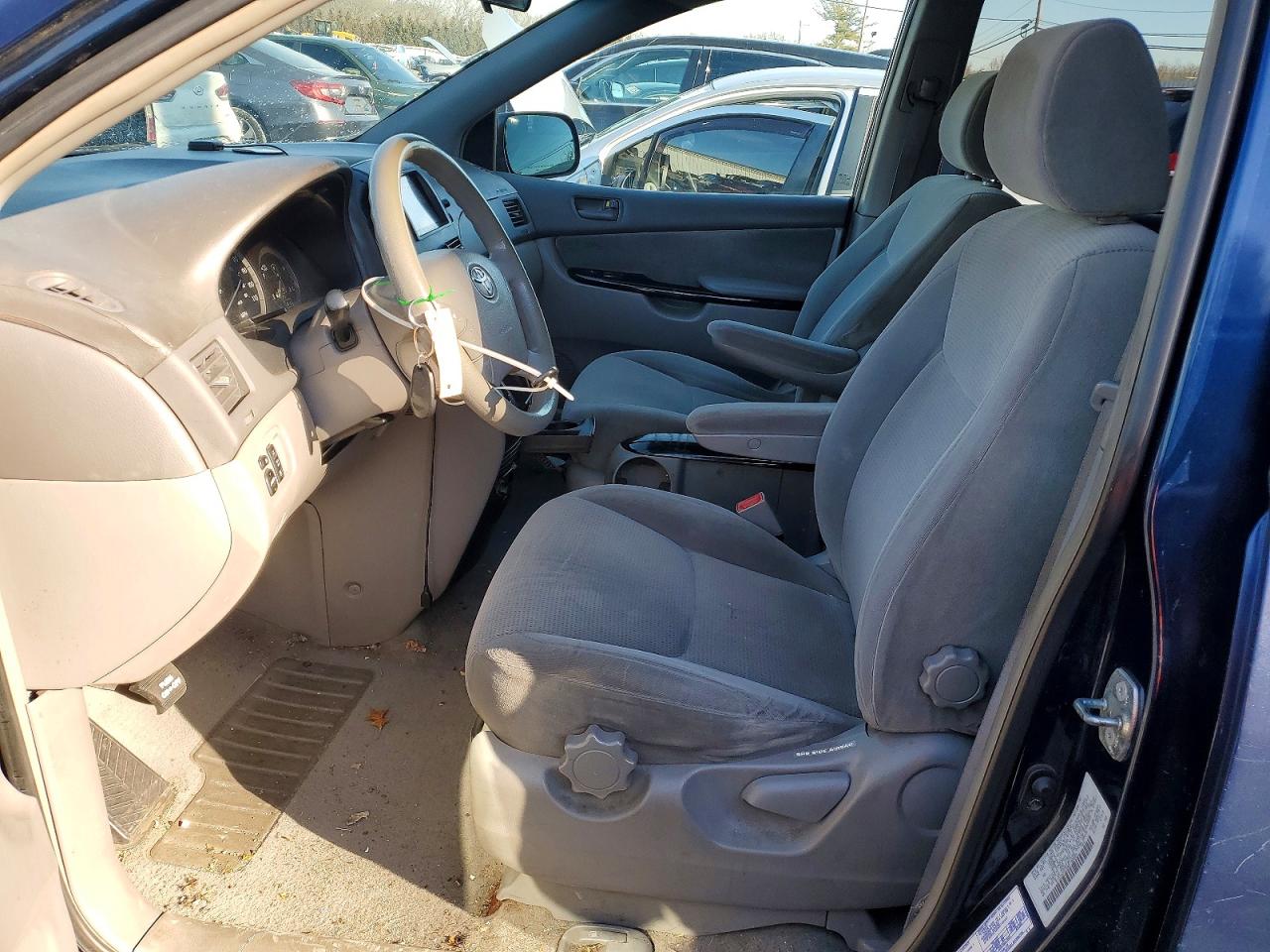 2004 TOYOTA SIENNA CE photo 13