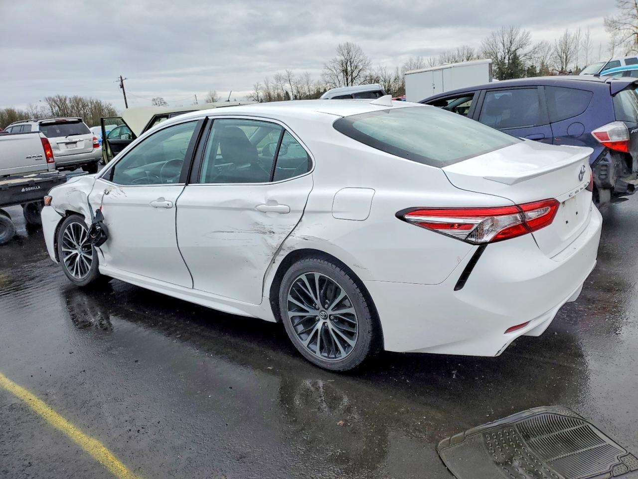 2020 TOYOTA CAMRY SE photo 2