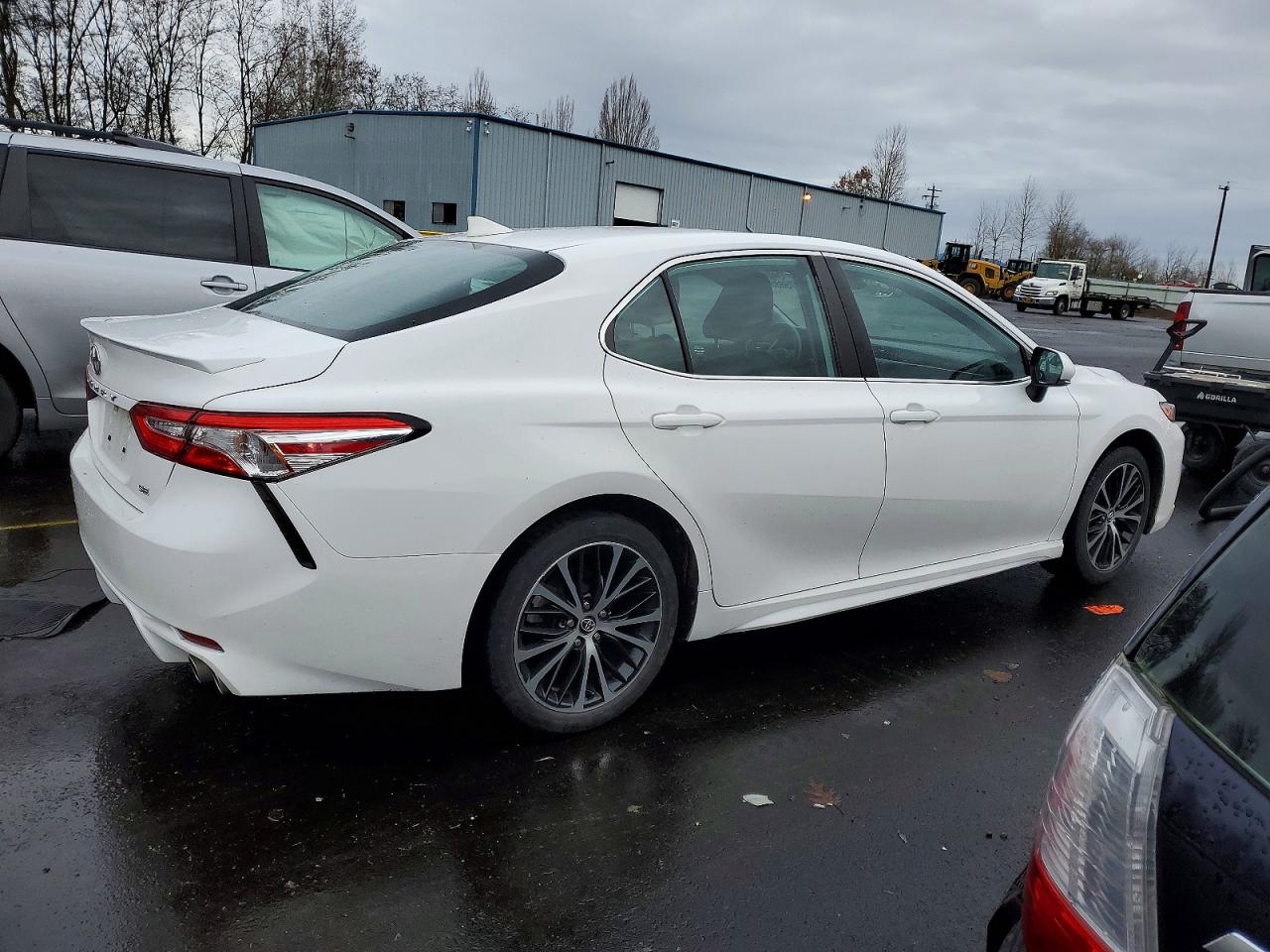 2020 TOYOTA CAMRY SE photo 3