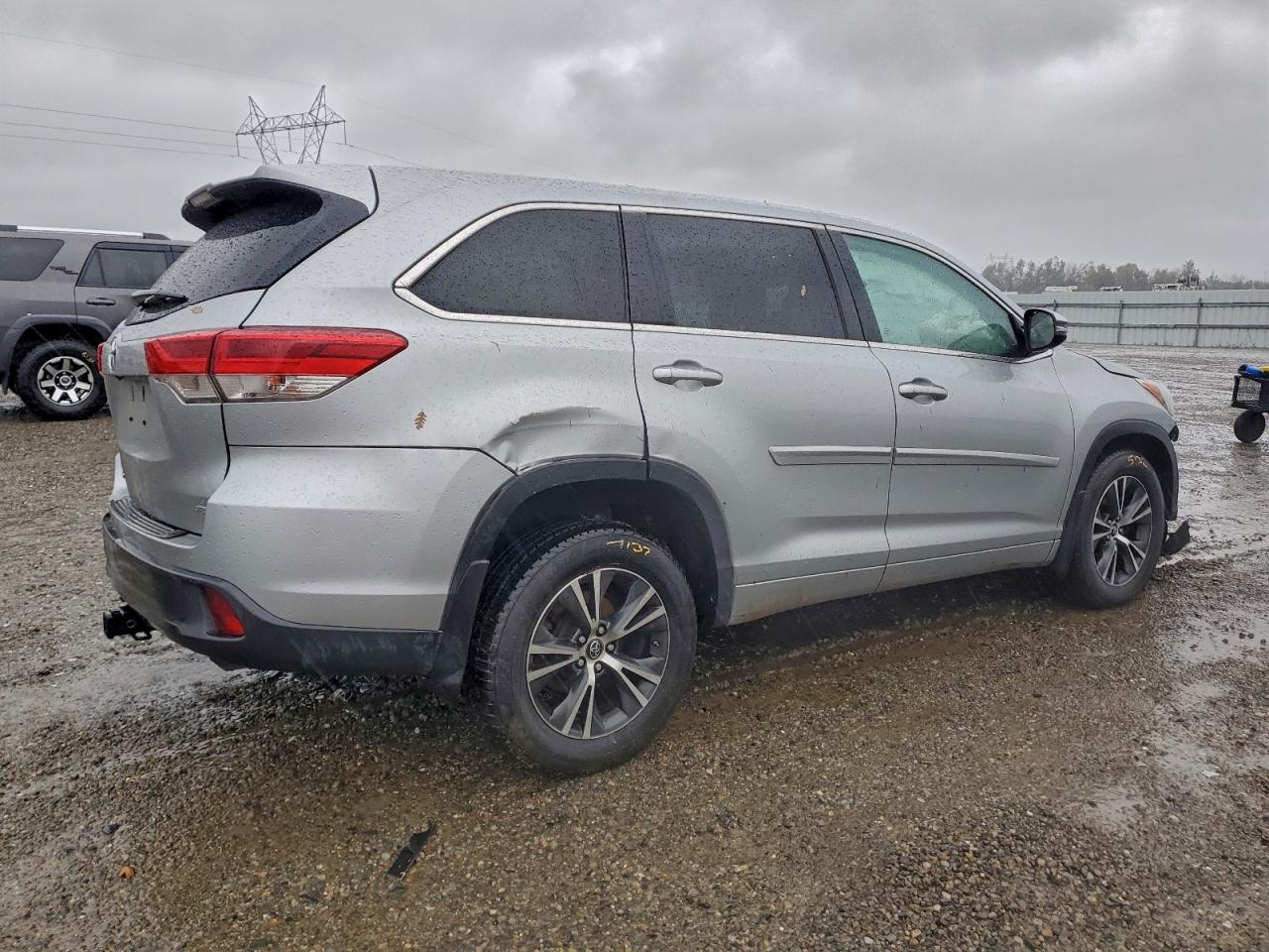 2017 TOYOTA HIGHLANDER LE photo 3