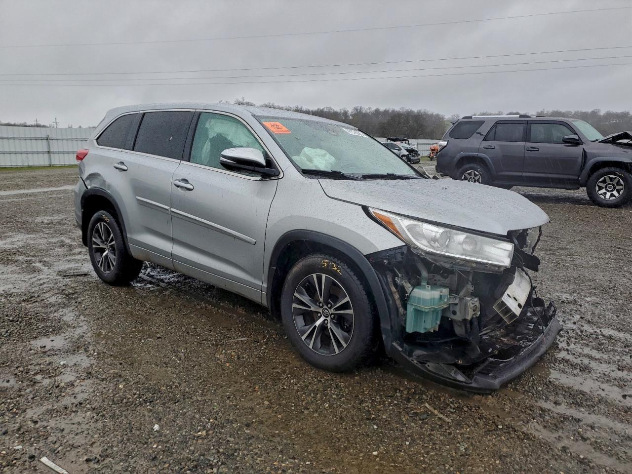2017 TOYOTA HIGHLANDER LE photo 4