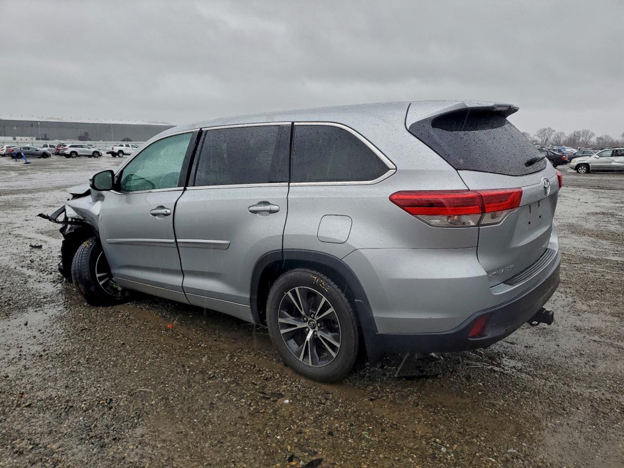 2017 TOYOTA HIGHLANDER LE photo 2