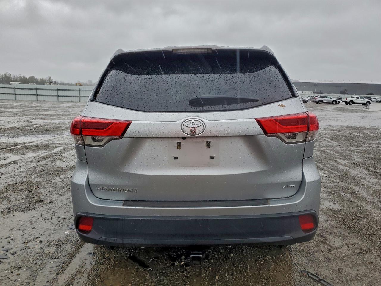 2017 TOYOTA HIGHLANDER LE photo 6