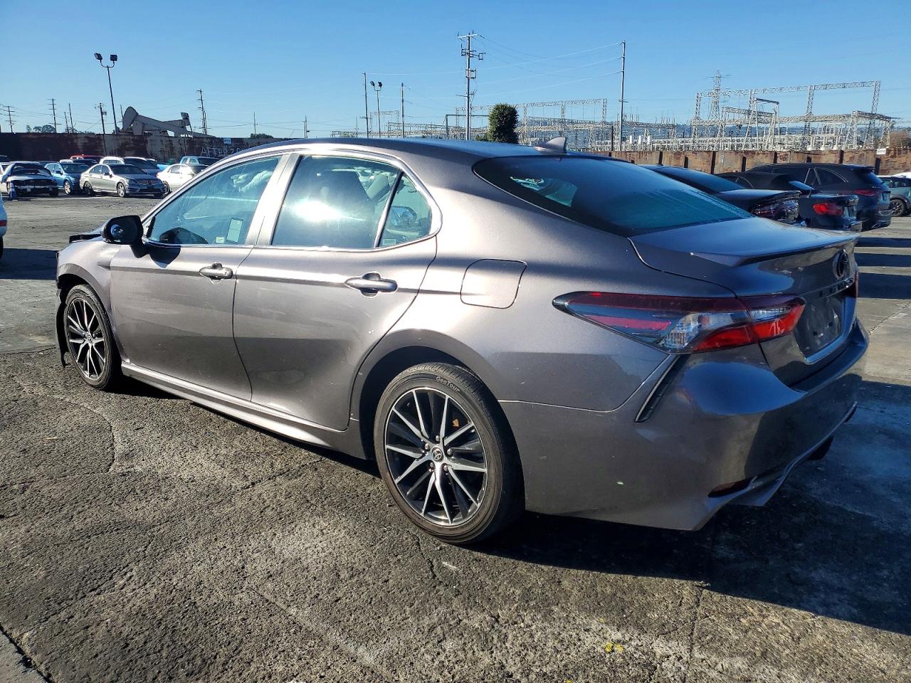 2022 TOYOTA CAMRY SE photo 3